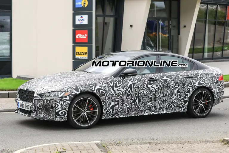 Jaguar XE SVR - Foto spia 18-07-2017 - 5