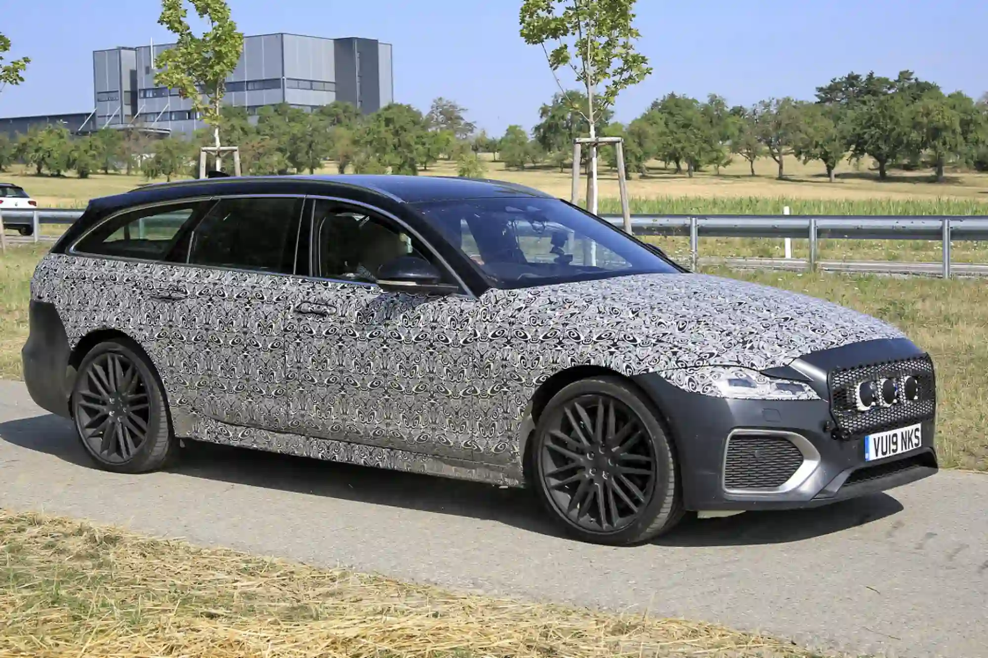 Jaguar XF 2020 - foto spia agosto  - 3