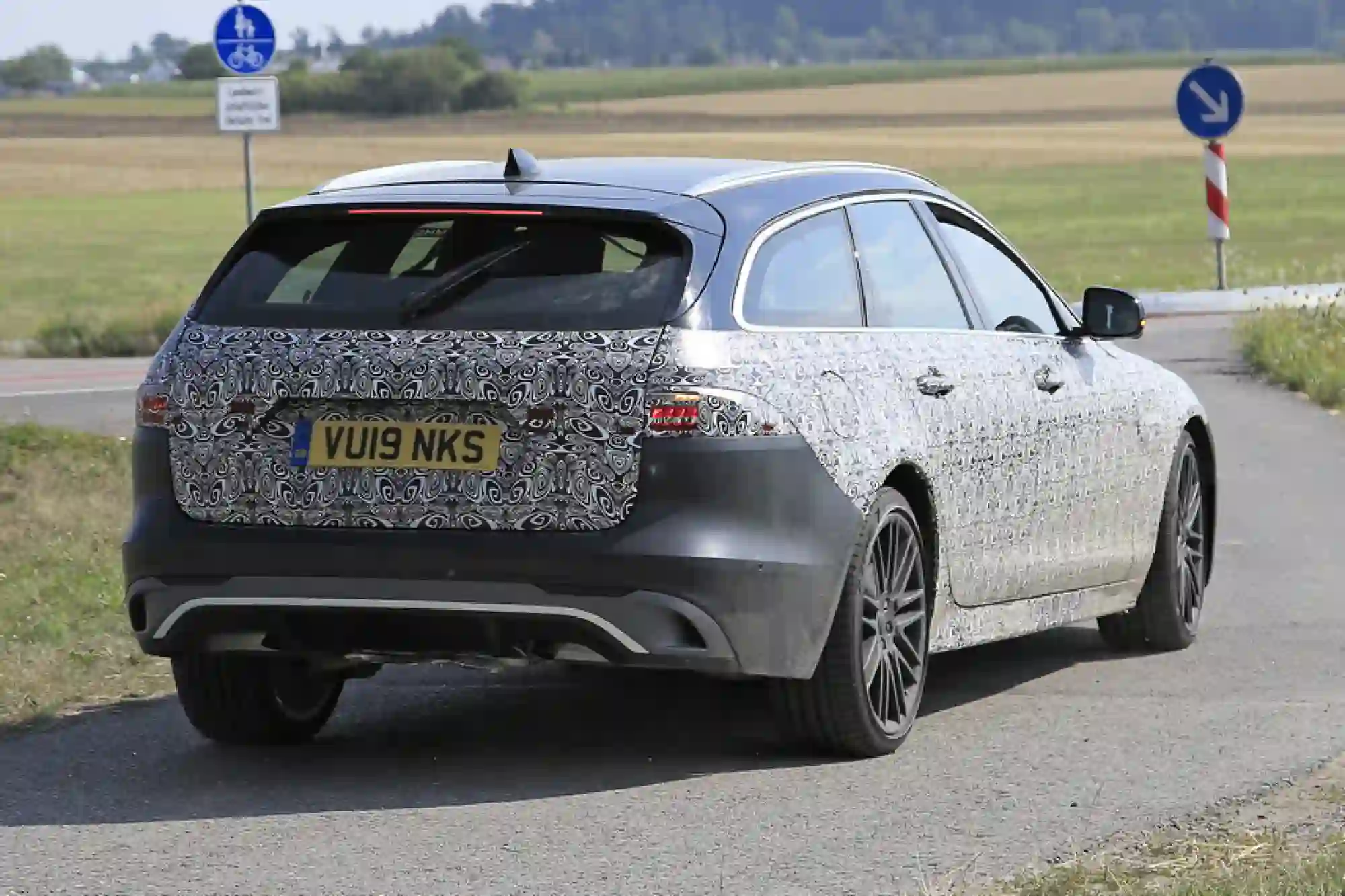 Jaguar XF 2020 - foto spia agosto  - 6