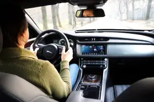Jaguar XF AWD Prova su Strada 2016
