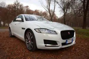 Jaguar XF AWD Prova su Strada 2016