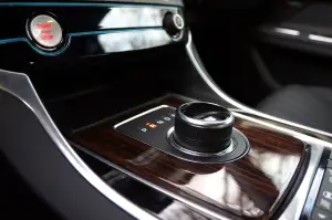 Jaguar XF AWD Prova su Strada 2016