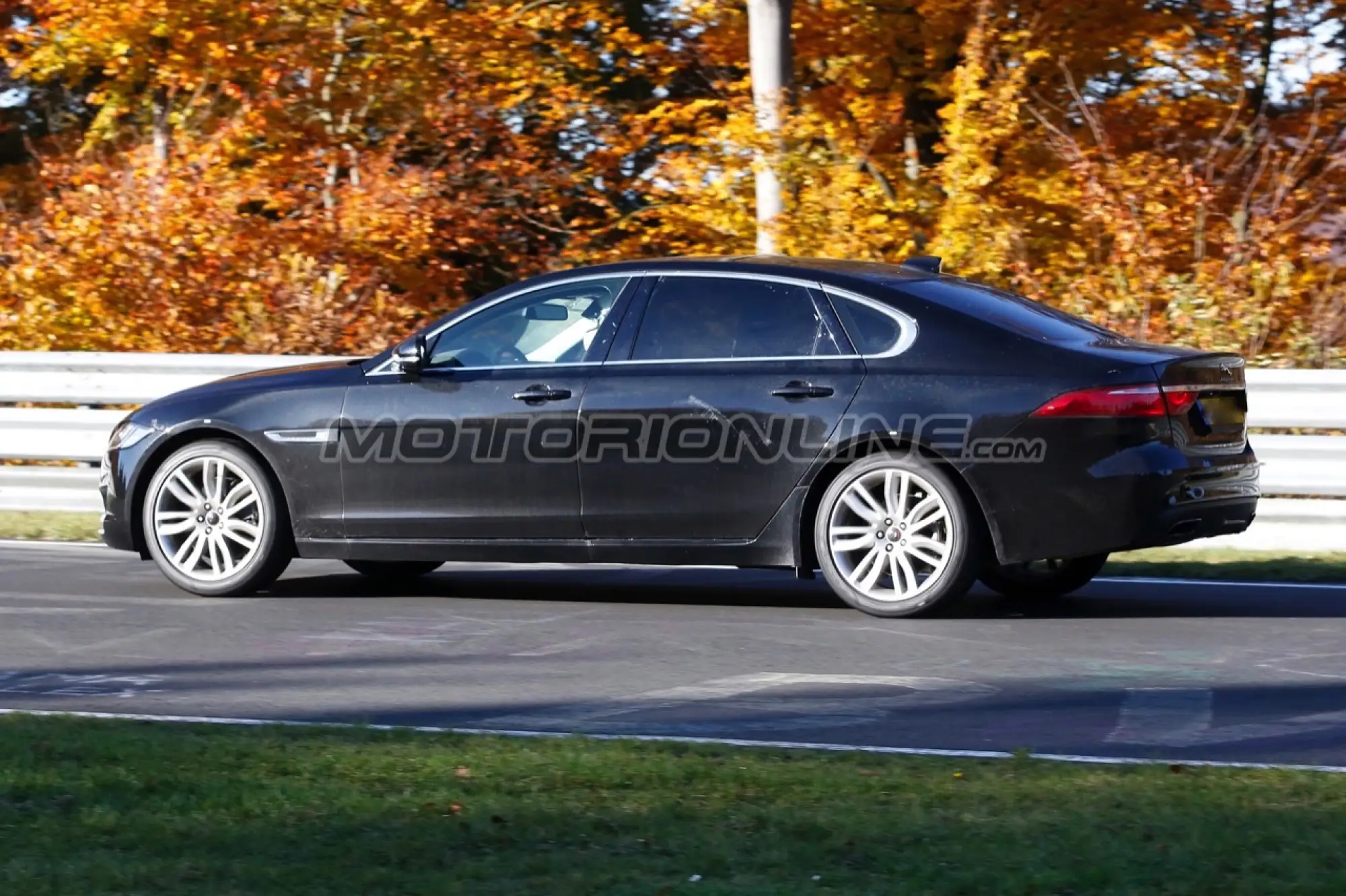 Jaguar XF L - Foto spia 30-10-2015 - 5