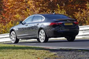 Jaguar XF L - Foto spia 30-10-2015