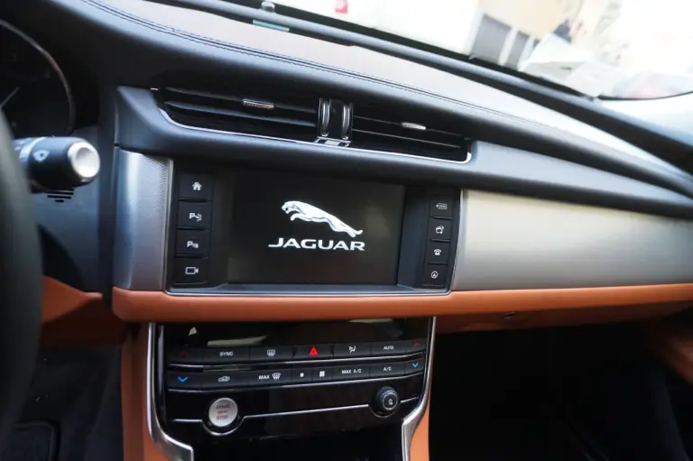 Jaguar XF - Prova Su strada 2016 - 54