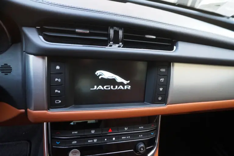 Jaguar XF - Prova Su strada 2016 - 55