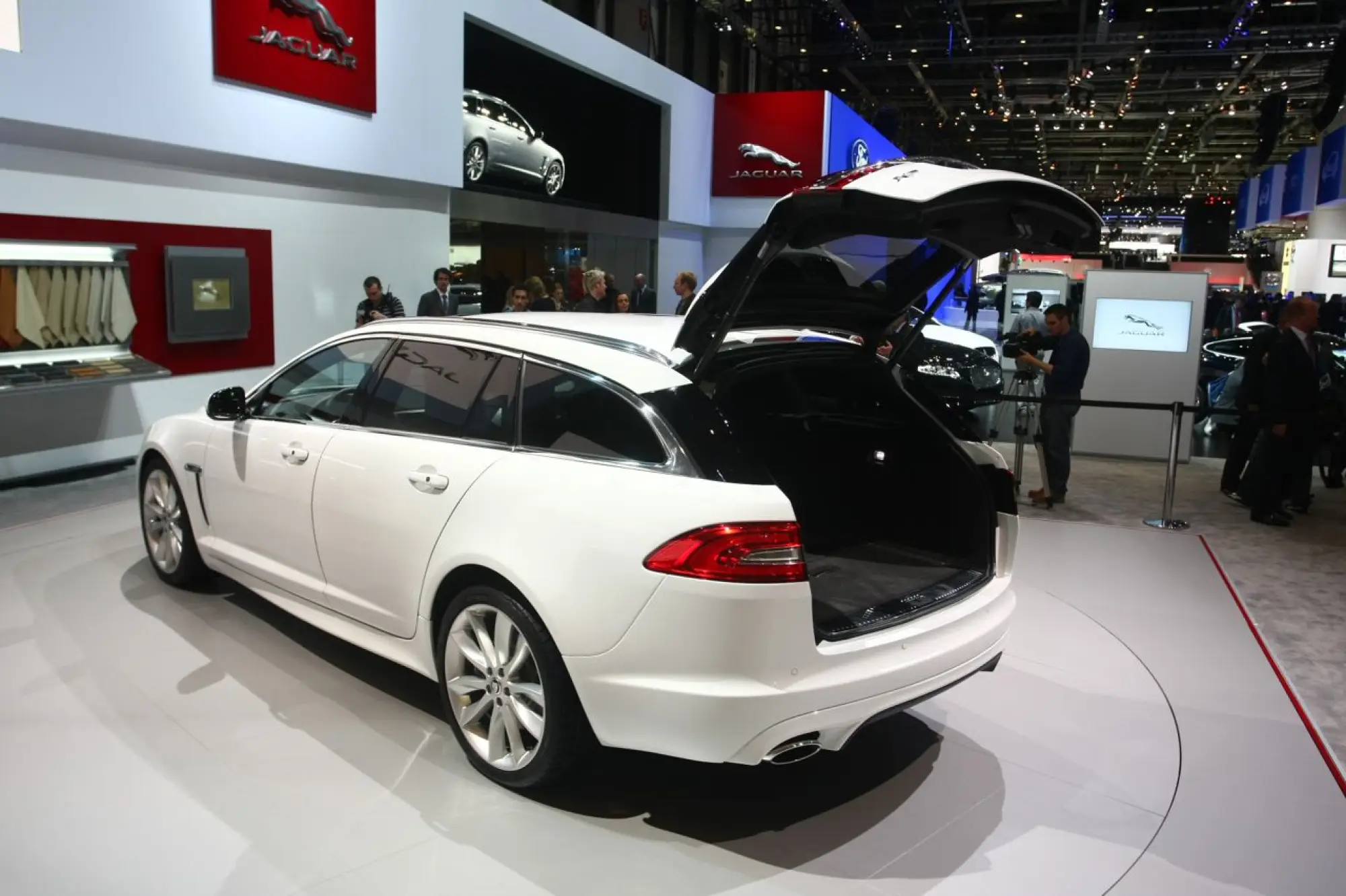 Jaguar XF Sportbrake - Salone di Ginevra 2012 - 16