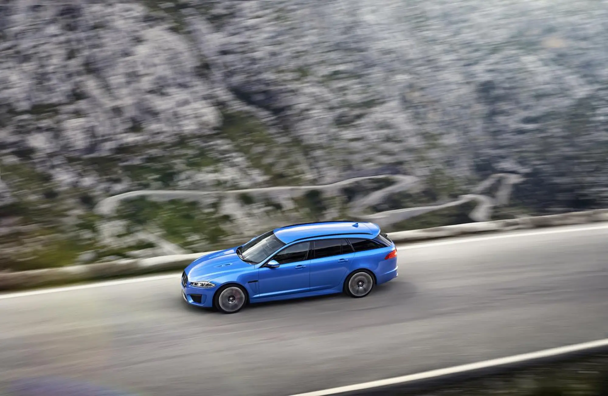Jaguar XFR-S Sportbrake e XF R-Sport - 9