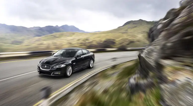 Jaguar XFR-S Sportbrake e XF R-Sport - 31