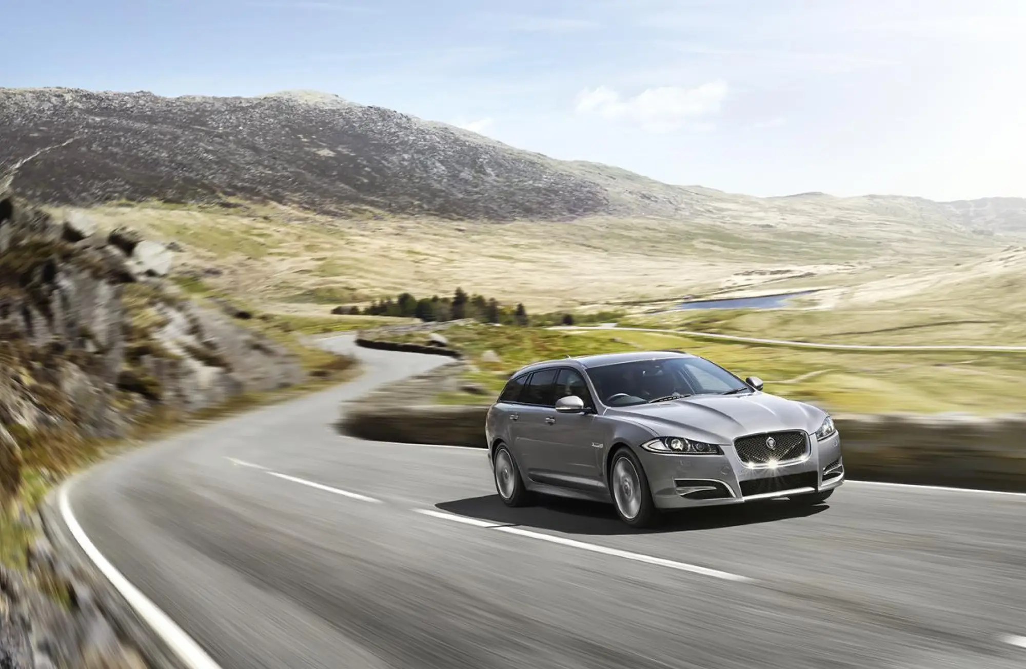 Jaguar XFR-S Sportbrake e XF R-Sport - 32