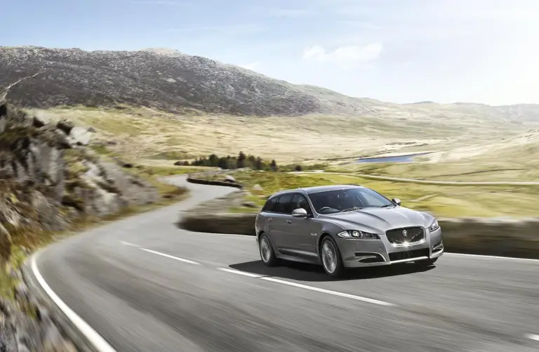 Jaguar XFR-S Sportbrake e XF R-Sport - 32