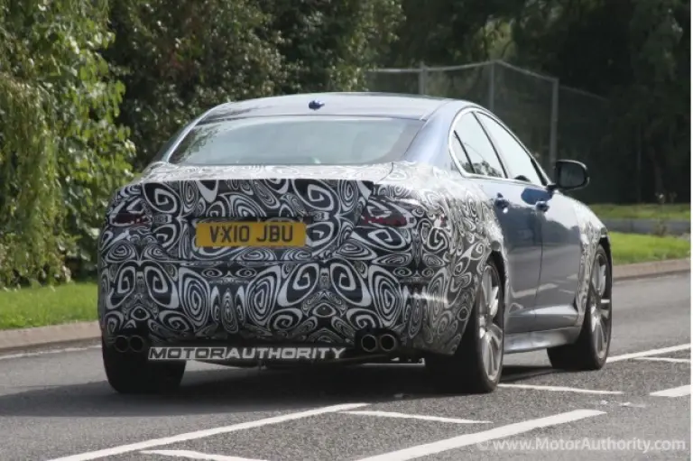 Jaguar XFR - Spy shots 23-09-2010 - 4