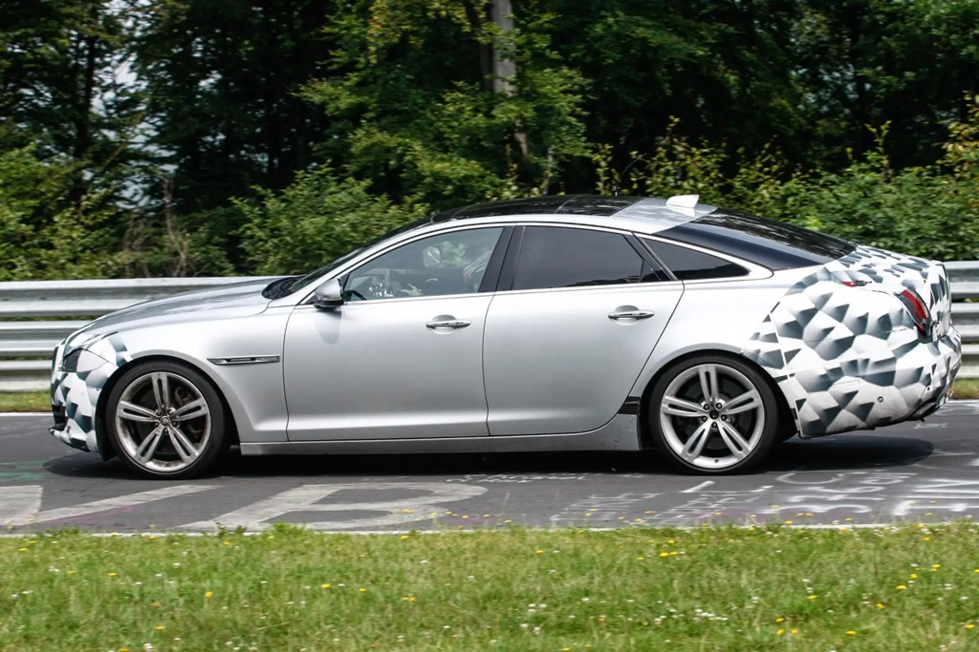 Jaguar XJ 2015 - Foto spia 25-07-2014 - 3