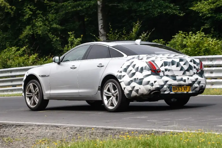 Jaguar XJ 2015 - Foto spia 25-07-2014 - 4