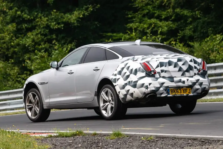 Jaguar XJ 2015 - Foto spia 25-07-2014 - 5