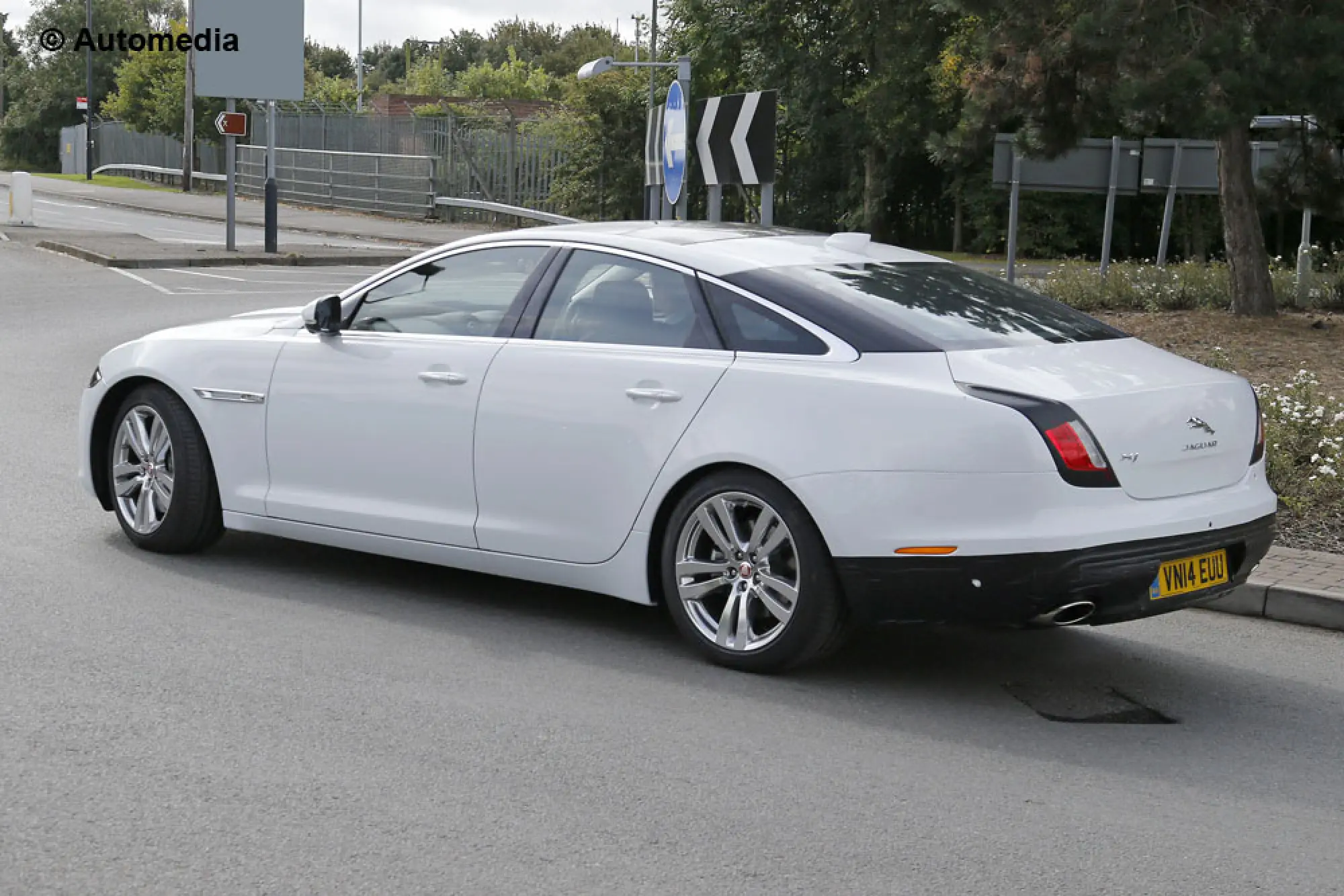 Jaguar XJ Restyling - foto spia (settembre 2014) - 5