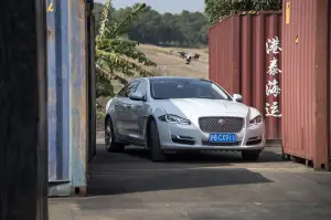 Jaguar XJ VS drone