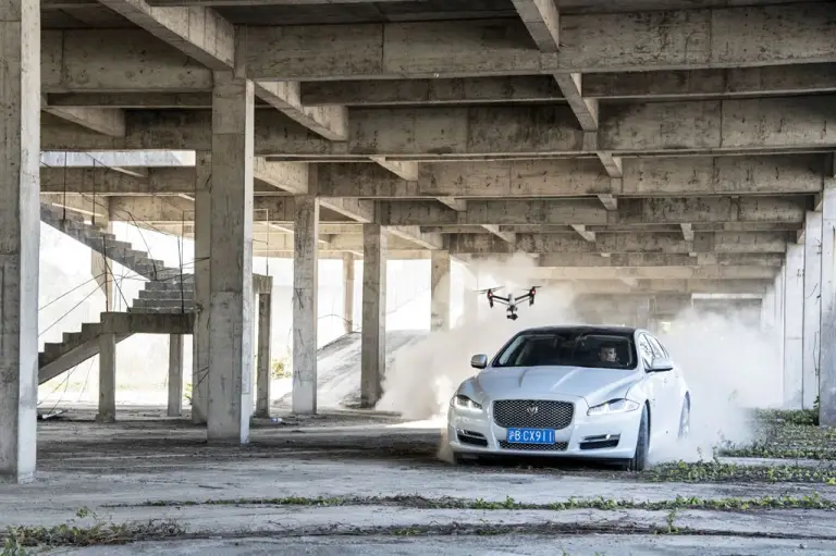 Jaguar XJ VS drone - 13