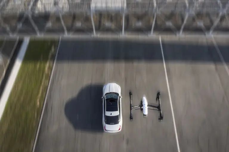 Jaguar XJ VS drone - 15