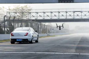 Jaguar XJ VS drone - 5