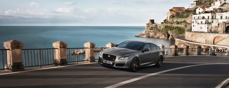 Jaguar XJR575 - 12