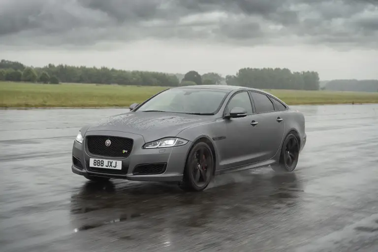 Jaguar XJR575 - 4