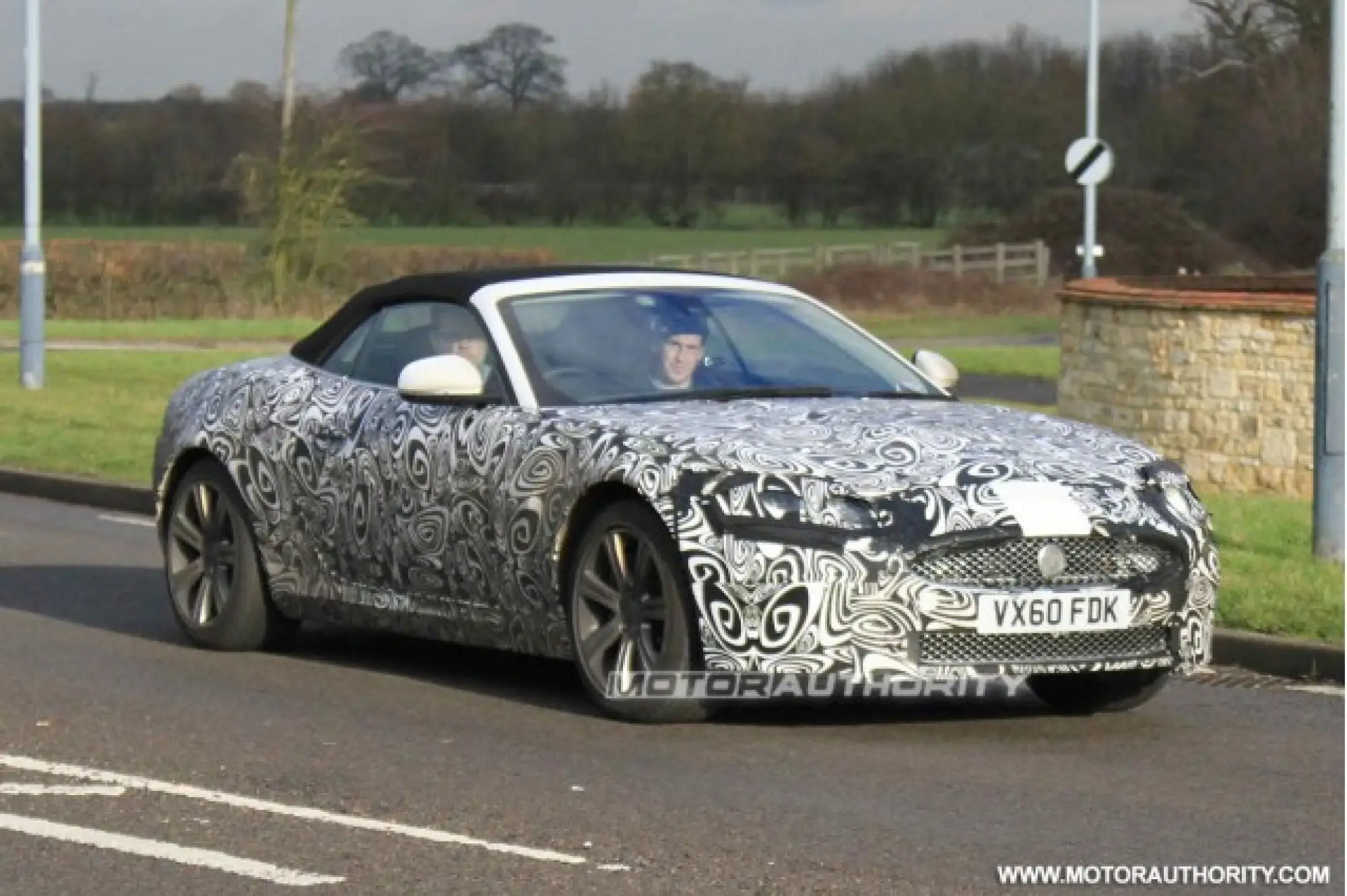 Jaguar XK Convertibile 2013 - Foto spia 21-01-2011 - 2