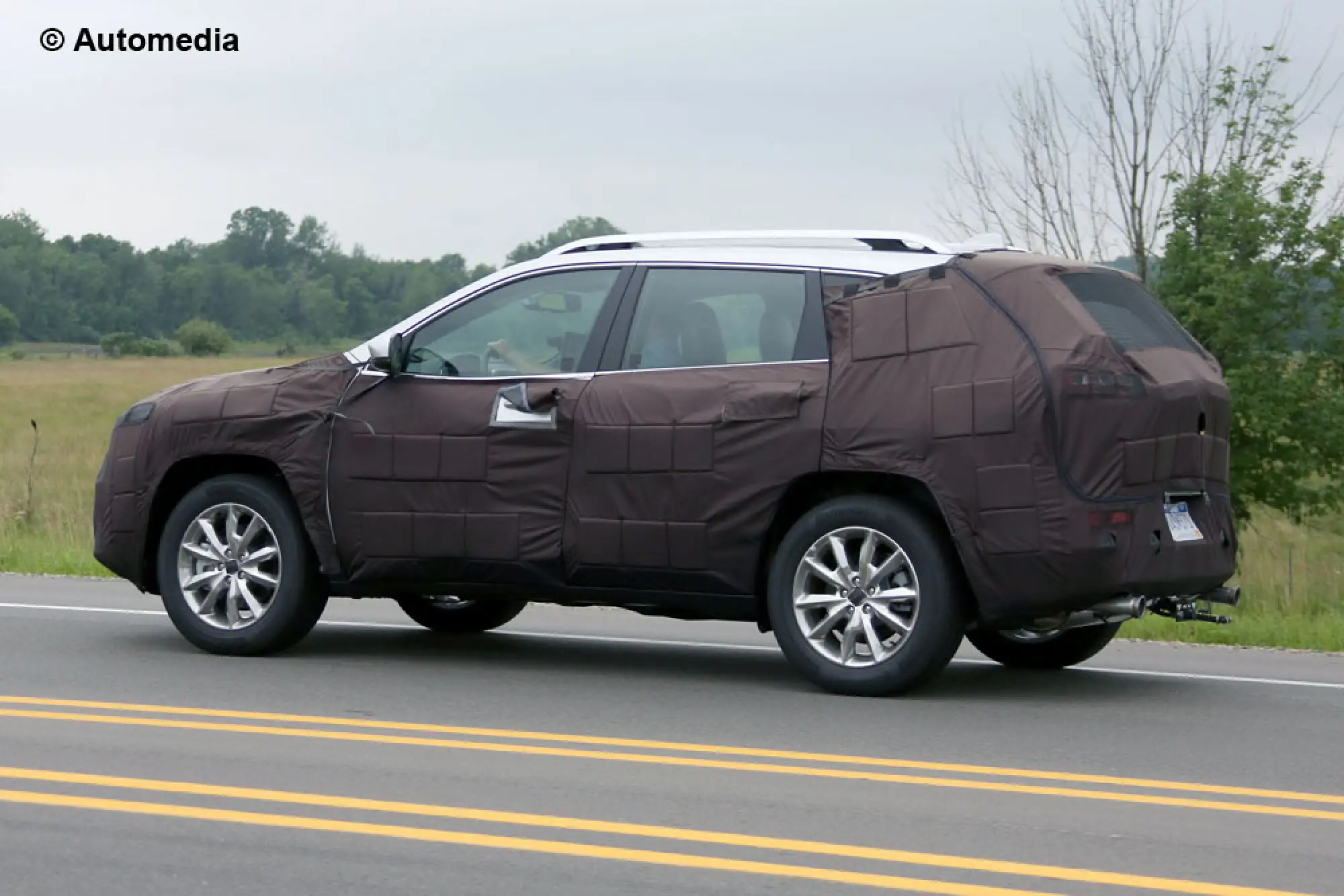 Jeep Cherokee 2017 - Foto spia 14-07-2015 - 5