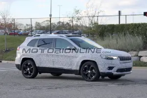 Jeep Cherokee MY 2019 foto spia 19 ottobre 2017