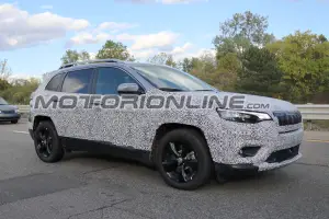 Jeep Cherokee MY 2019 foto spia 19 ottobre 2017