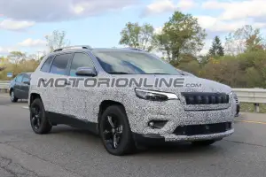 Jeep Cherokee MY 2019 foto spia 19 ottobre 2017