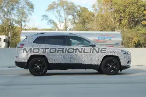 Jeep Cherokee MY 2019 foto spia 19 ottobre 2017