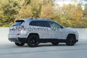Jeep Cherokee MY 2019 foto spia 19 ottobre 2017