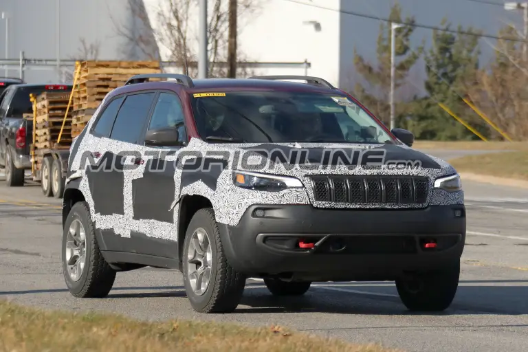 Jeep Cherokee MY 2019 foto spia 7 dicembre 2017 - 1