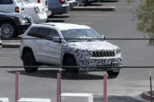 Jeep Grand Cherokee restyling foto spia agosto 2012 - 1