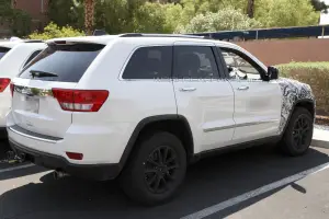 Jeep Grand Cherokee restyling foto spia agosto 2012 - 3