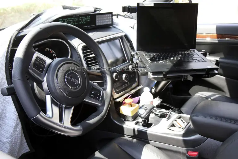 Jeep Grand Cherokee restyling foto spia agosto 2012 - 4