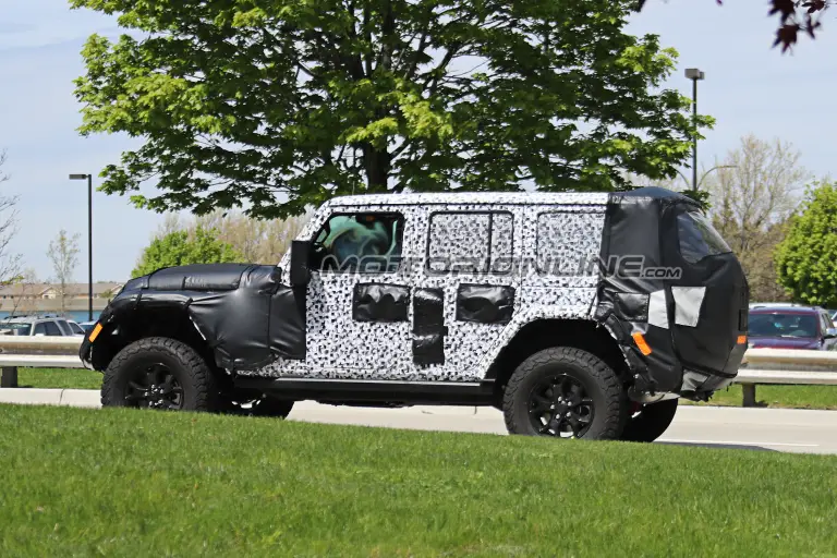 Jeep Wrangler MY 2018 foto spia 11 Maggio 2017 - 10
