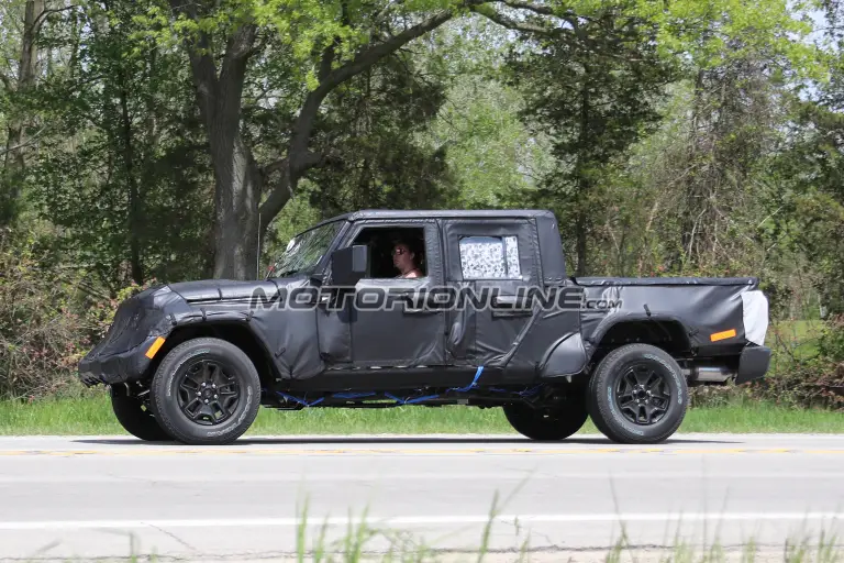 Jeep Wrangler Pick Up foto spia 18 Maggio 2017 - 4