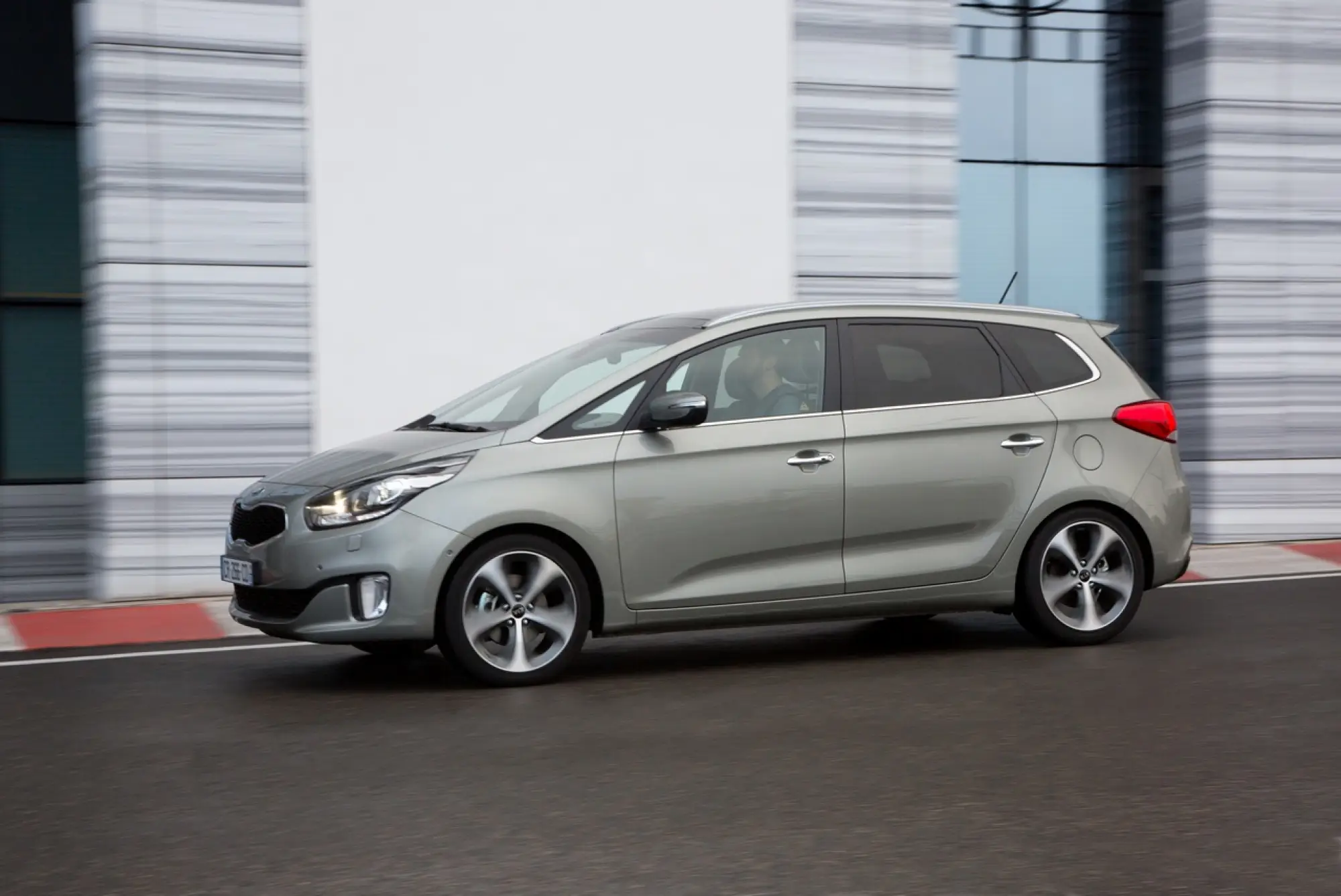 KIA Carens - 10