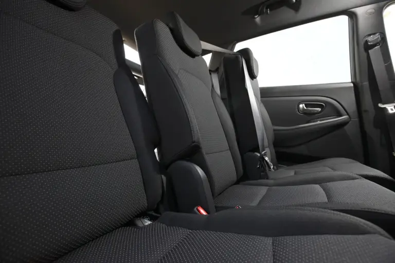 KIA Carens - 32