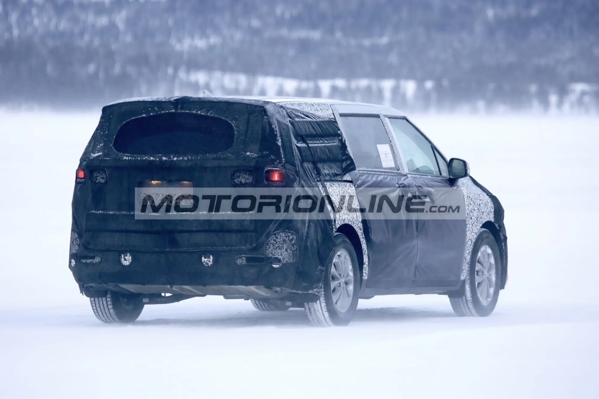 Kia Carnival - Foto spia 12-2-2020 - 10