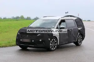 Kia Carnival - Foto spia 18-6-2020