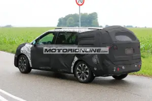 Kia Carnival - Foto spia 18-6-2020