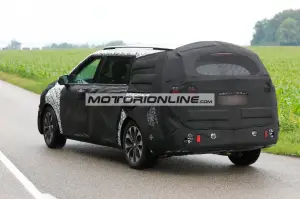 Kia Carnival - Foto spia 18-6-2020