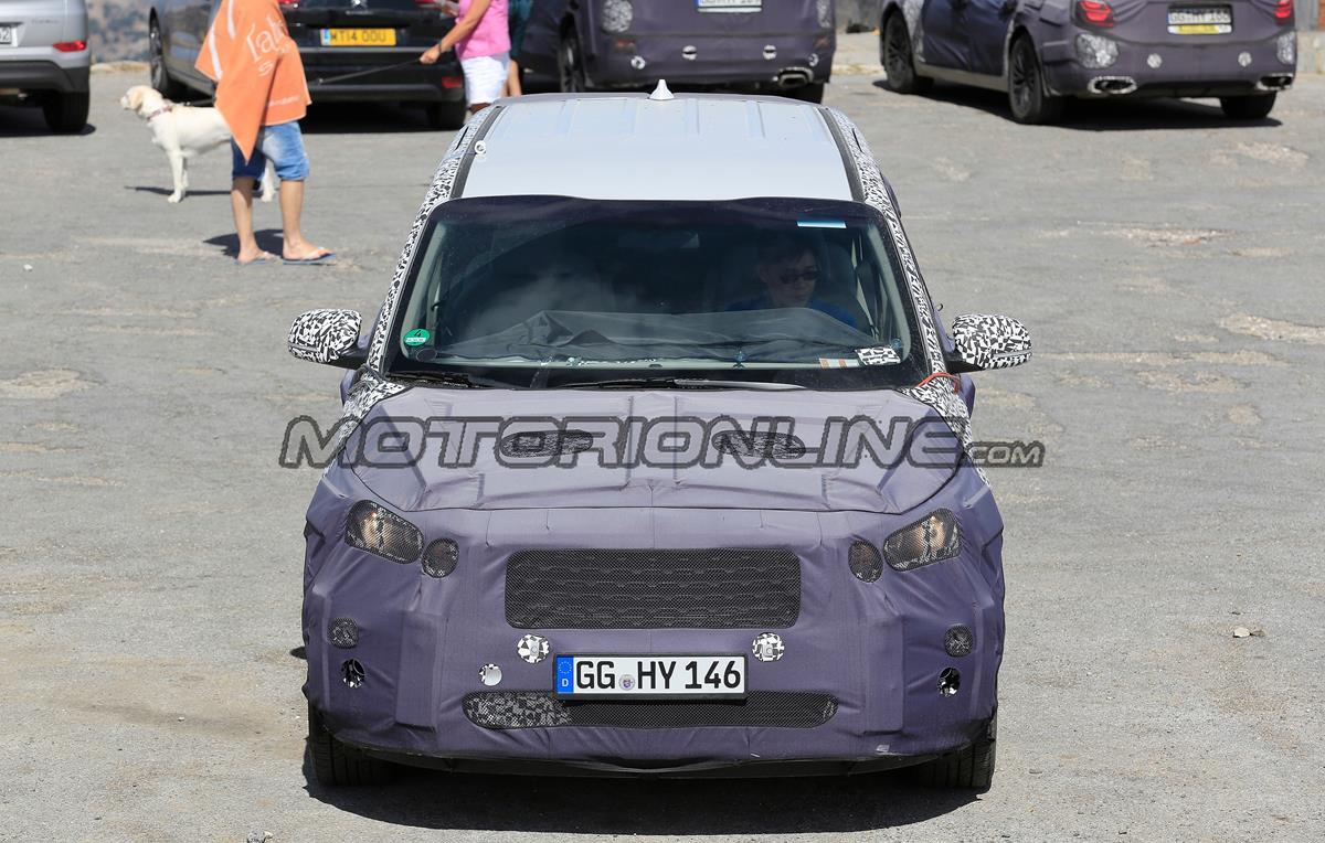 Kia Carnival MY 2018 - Foto spia 31-08-2017