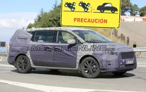 Kia Carnival MY 2018 - Foto spia 31-08-2017