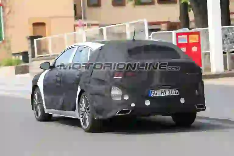 Kia Ceed Fastback foto spia 17 maggio 2018 - 9