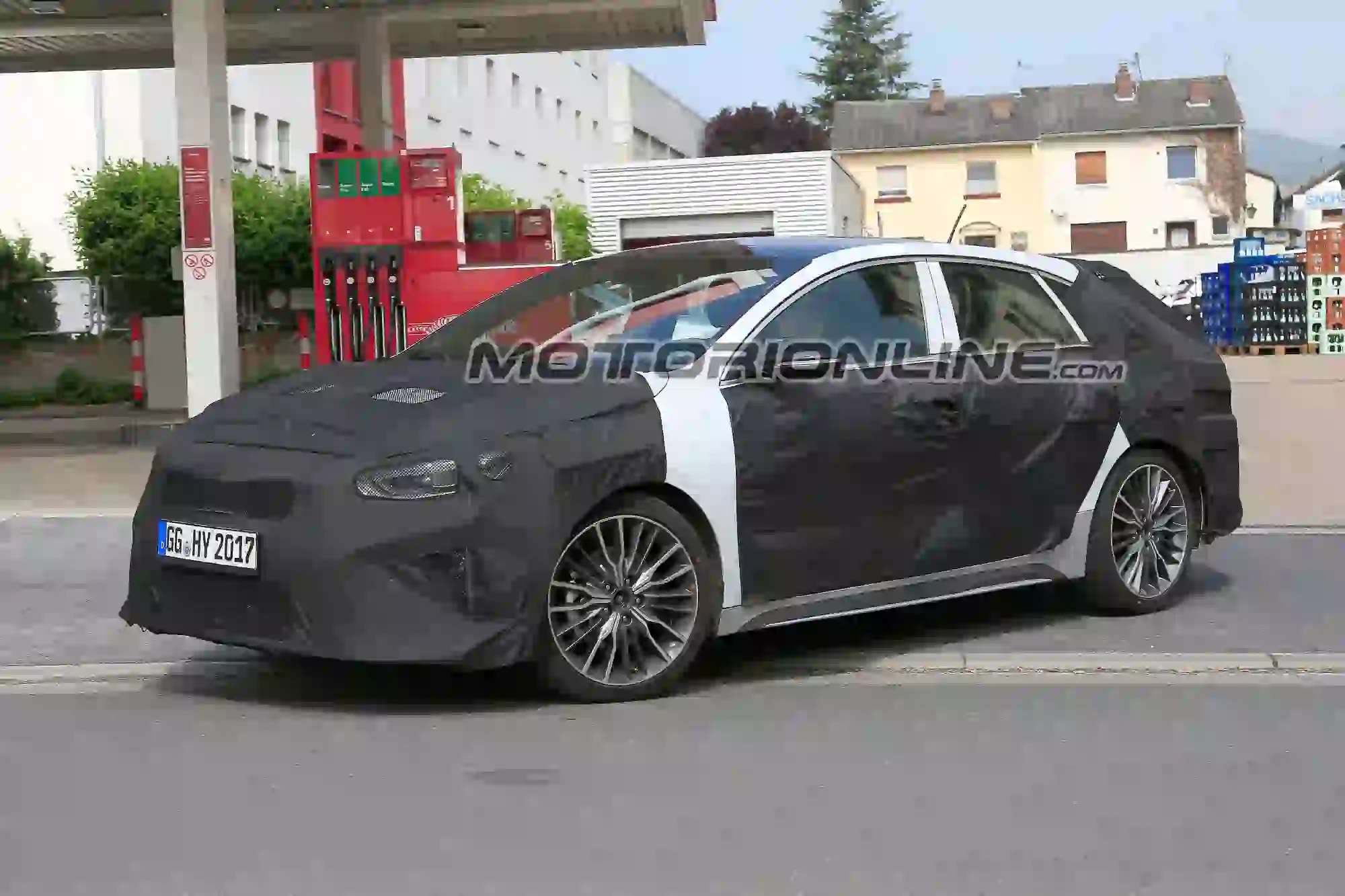 Kia Ceed Fastback foto spia 17 maggio 2018 - 4
