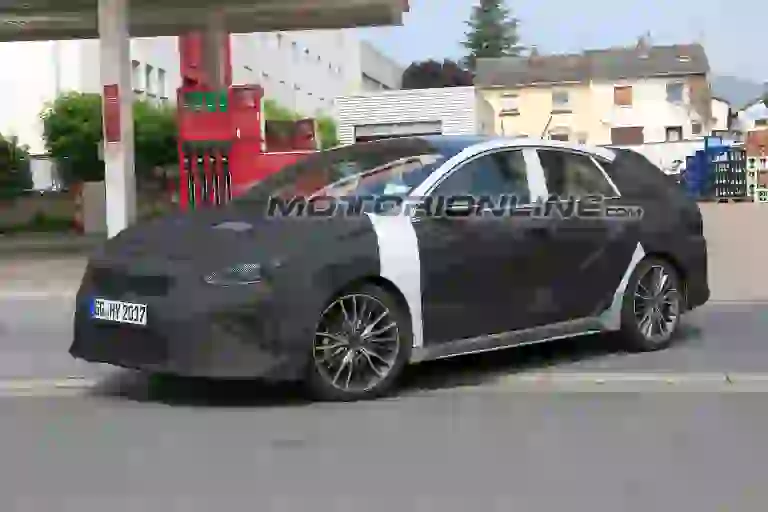 Kia Ceed Fastback foto spia 17 maggio 2018 - 4
